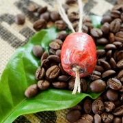 Rote, handgetöpferte Raku Kaffeebohne