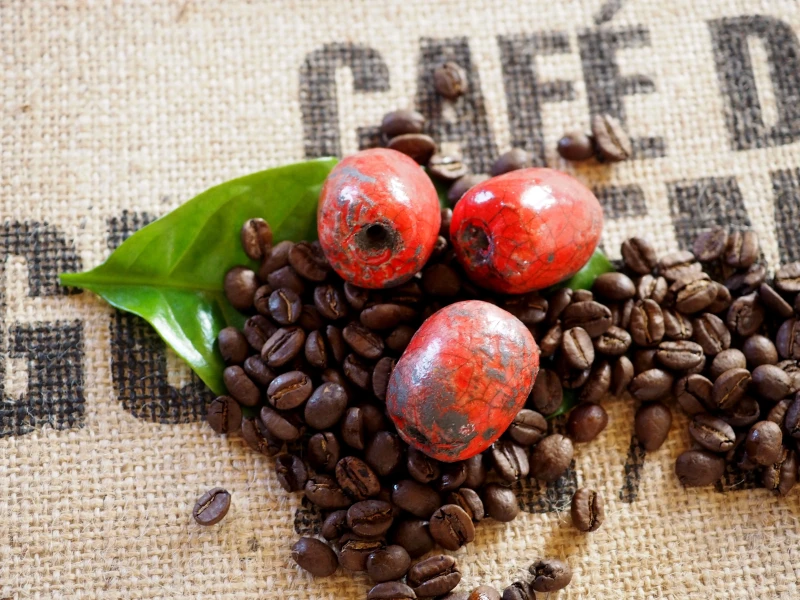 Rote, handgetöpferte Raku Kaffeebohne