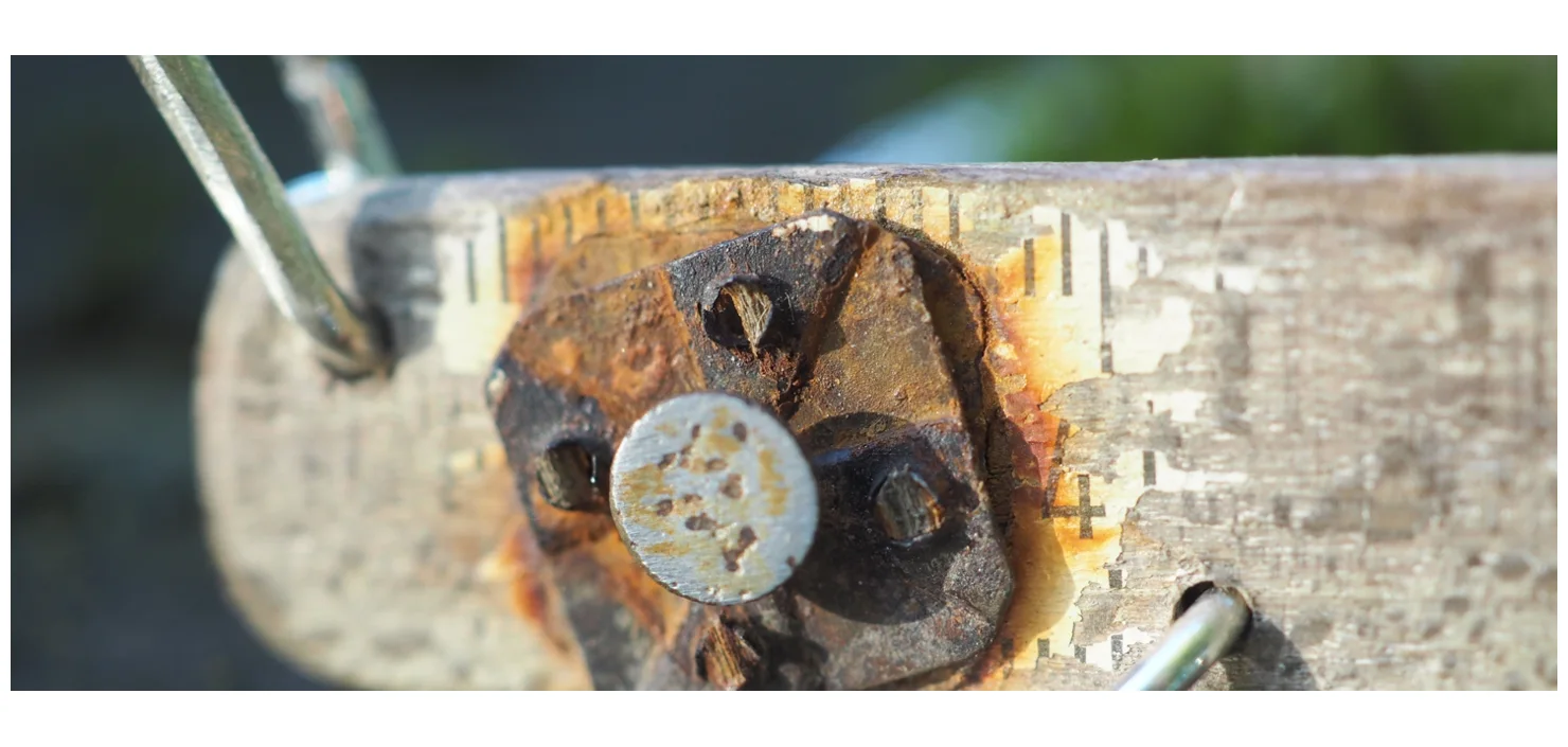 Makroaufnahme, verwitterter Meterstab